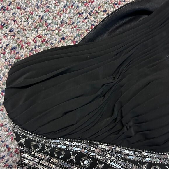 Betsy & Adam Black One Shoulder Long Formal Gown with Silver Bead Detail Size 6 - Picture 6 of 15